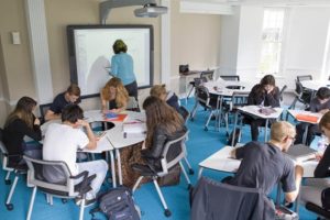 Hành trang tân sinh viên - những bài học ý nghĩa 4 Bell Cambridge Classroom copia 2